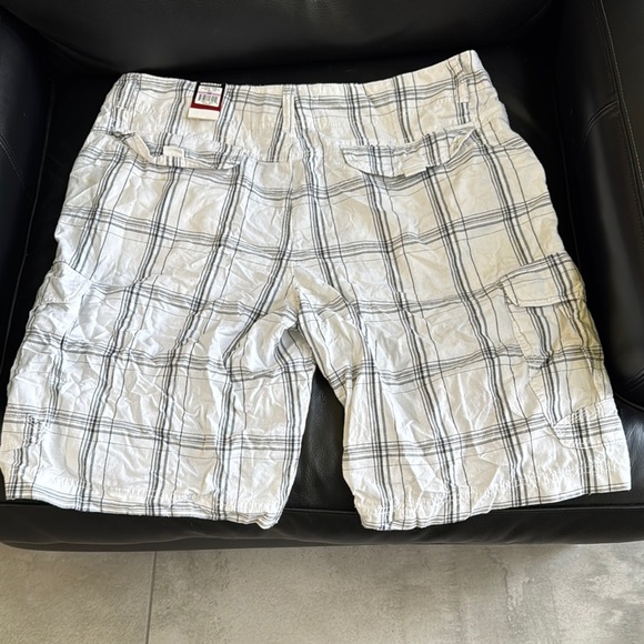 NWT Men's White Plaid Cargo Shorts - Picture 2 of 4